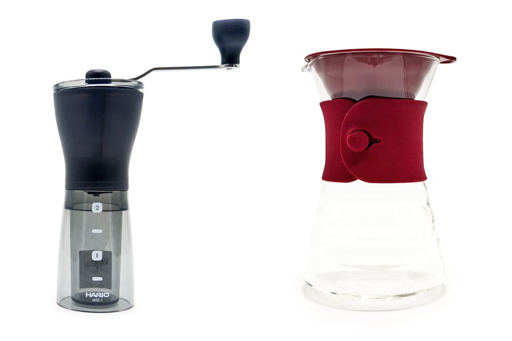 Připravte mamince nezapomenutelný kávový zážitek s ručním mlýnkem Hario Mini Mill Slim Plus a elegantním dripperem Hario V60.
