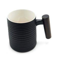 Hrnek s dřevěnou rukojetí Black Relief
