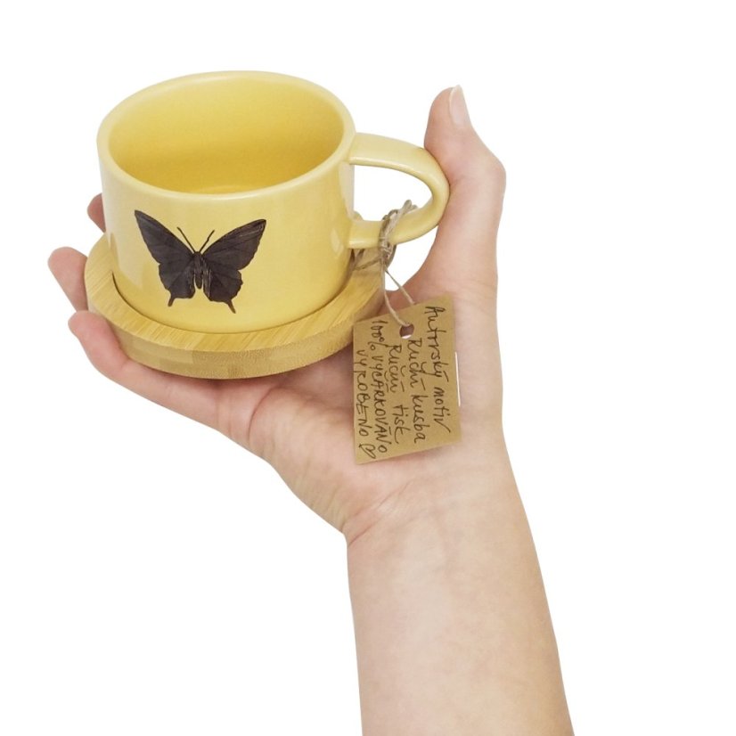 Hrnek Motýl na žluté s podšálkem z bambusu