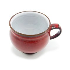 Červený hrnek na čaj