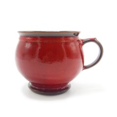 Červený hrnek na čaj