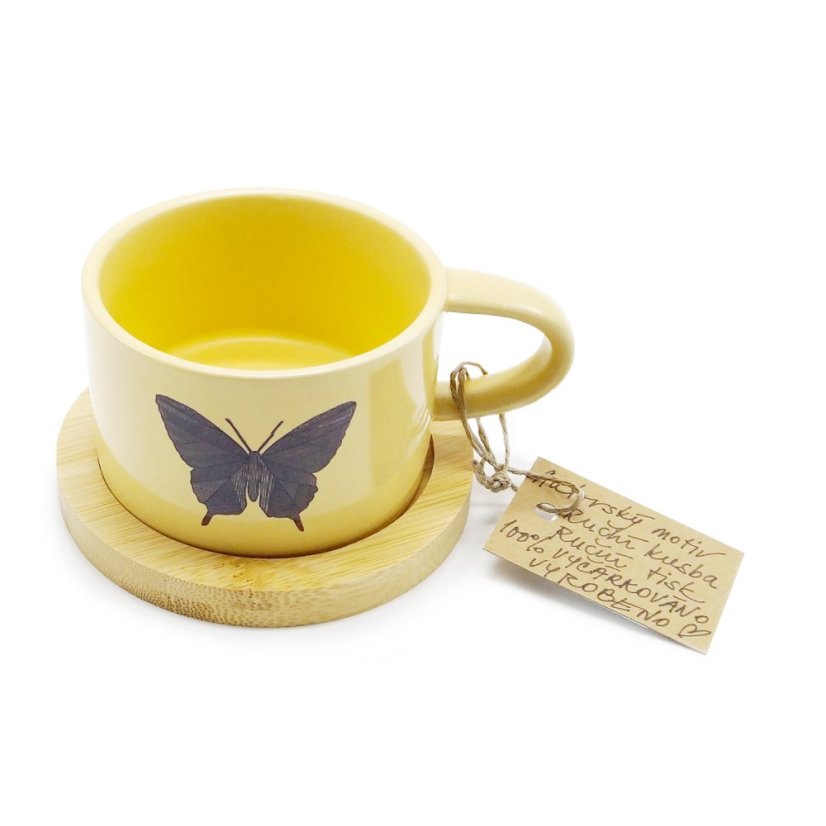 Hrnek Motýl na žluté s podšálkem z bambusu
