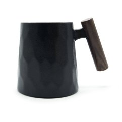 Hrnek s dřevěnou rukojetí Black Facette