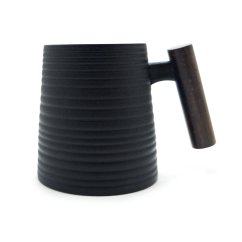Hrnek s dřevěnou rukojetí Black Relief