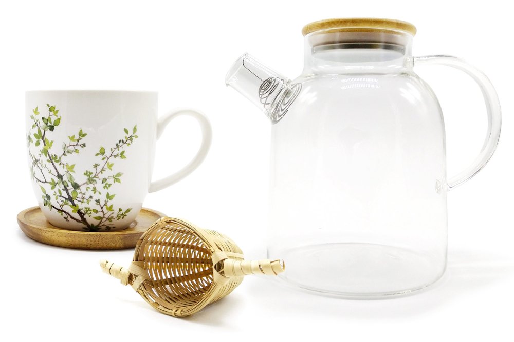 Hrnek Natura s akáciovým podšálkem, přírodní bambusové sítko a elegantní skleněná konvice Modern – ideální výbava pro každodenní čajový rituál.