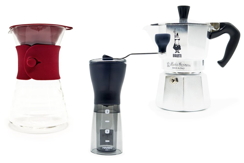 To pravé pro přípravu dokonalé kávy – dripper Hario V60, mlýnek Hario Mini Mill a ikonická moka konvička Bialetti.