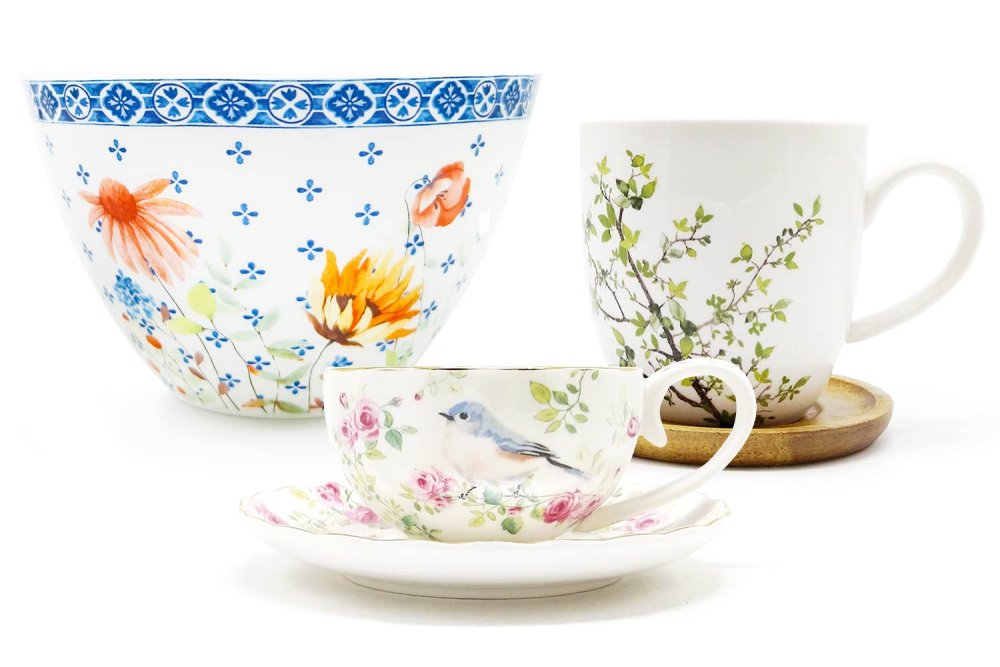 Rozkvetlá porcelánová miska Nordic Blue Poppy, šálek jako ze zámku Spring time a praktický hrnek Natura s dřevěnou podložkou
